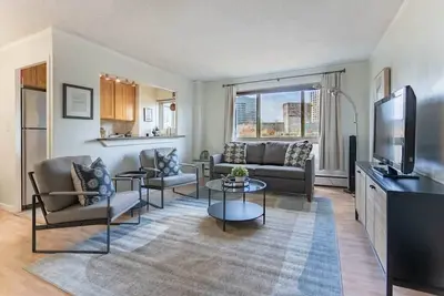 Image de Vibrant Downtown Apt, King Bed, Work Desk, Kitchen