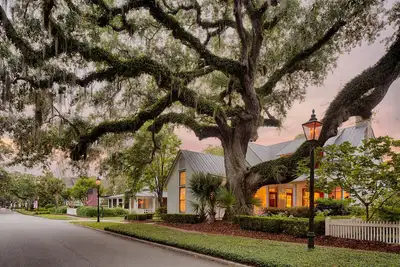 2 Screened Porches, Outdoor Kitchen & Fire pit