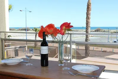 Image de Studio en Front de Mer à Saint-Pierre-la-Mer avec Loggia - 100m de la Plage, 200m du Centre