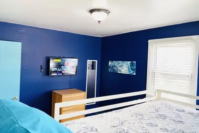 Image de GreenCharm - King Suite, 3br, 4TVs- 30Day discount