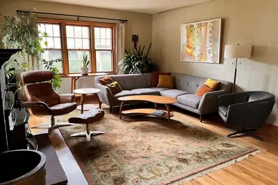 Image de Charming English Tudor nestled under South Table Mesa