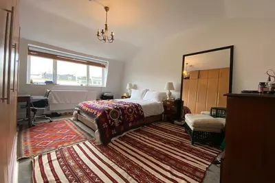 Image de Spacious and light, 2 bedroom flat in Connaught Village