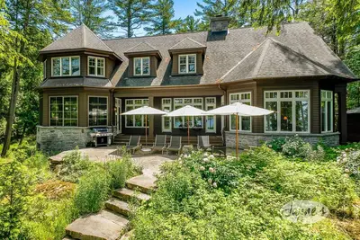 Image de Modern 5 bdrm, 5 bath cottage on Lake Rosseau!