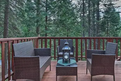 Image de 4 Mi to Big Tree State Park: Serene Cabin w/ Deck