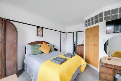 Bright Art Deco Studio in Central Location