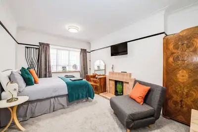 Image de Spacious Studio with Bath & separate Kitchen
