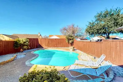 Image de Dog-friendly remodeled home with full kitchen, outdoor pool, & arcade games