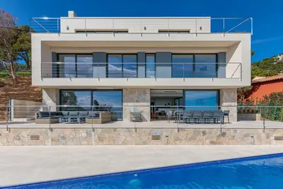 Image de Super-contemporary 5-bedroom architect-designed villa with exceptional sea view