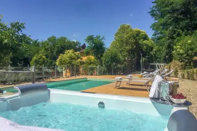 Image de Maison de vacances privée avec climatisation, piscine privée, Wifi, bain à remous, Tv, parking