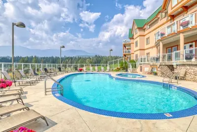 Image de Beautiful three-bedroom condo with great lake views! Close to all amenities.