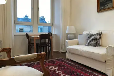 Elegant Modern 1br Near Center, Trains - 5mn walk