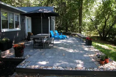 Image de Architect-Renovated, Pristine Ranch, Modern Kitchen, Short Walk to Beach