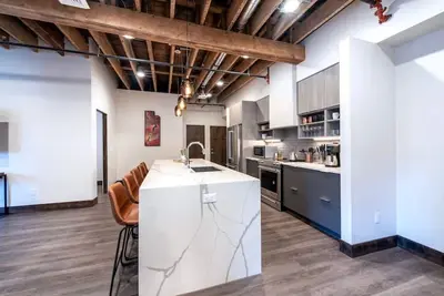 Image de Historic Downtown Loft with King Bed and Wifi