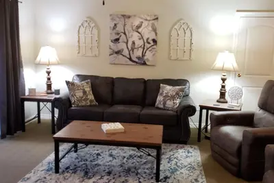 Image de 2 bedroom luxury condo with elevator one block from the strip