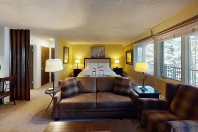 Image de Studio Condo @ Manor Vail - Free Bfast & Hskping!