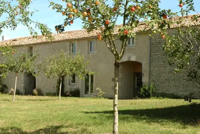 Image de Grand gîte 10/12 p avec jardin et piscine naturelle