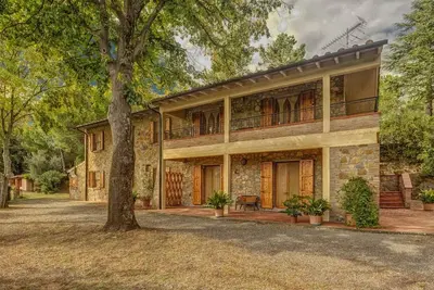 Grand et Charmant logement à Montaione, terrasse privée, piscine, Wi-Fi, barbecue