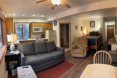 Image de Base area Unit! Short walk to lift! Clean and comfortable! Best deal