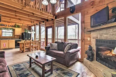 Image de Sevierville Sanctuary: Hot Tub, Pool Table & Deck!