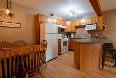 Image de 2 Story Townhouse / Main Floor Deck / Loft