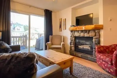 Image de 2 Story Townhouse / Steps from Elk River / Patio