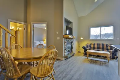 Image de Great Location / Roomy Loft / Patio with Views