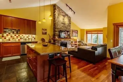 Image de Riverside Chalet / Fireplace / Walk to Elk River