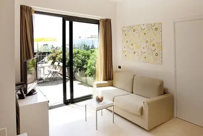 Image de Partial two-room apartment with lake view