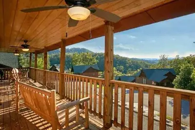Image de Mountain View from front Porch and private Hot tub on the back porch!
