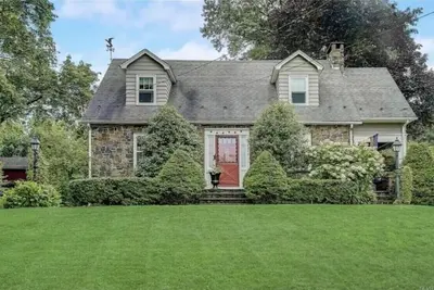Image de Beautiful stone house in pastoral riverside town