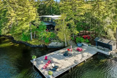 Image de Gorgeous Muskoka masterpiece! Dockside cabana with bar!