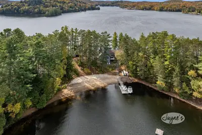 Image de 9 brdm, 5 bath cottage + Guesthouse in Lake of Bays! Sleeps 24 people!