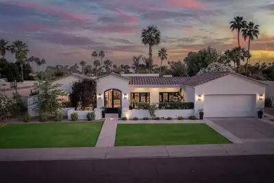 Image de Beautifully Remodeled Home in McCormick Ranch. Heated pool, hot tub, pets Ok