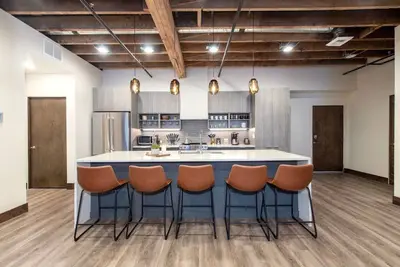 Image de Sanitized Downtown Loft w King Bed & Self Check in