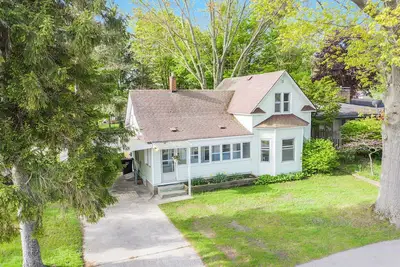 Image de Adorable Lake Cottage with Views of Lake Macatawa