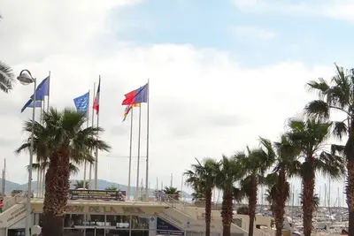 Image de Charmant T2 cabine 40m², centre-ville, balcon, clim, ascenseur, à Cavalaire-sur-Mer