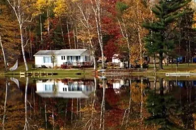 Image de Secluded lakeside  Cottage in the heart of National Forest- down Up back roads.