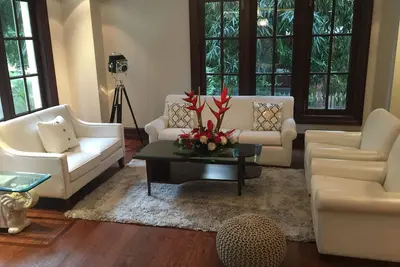 Image de New & Luxurious 5-star serviced apartment located in gated colony in South Delhi