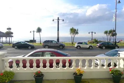 Image de Charmant appartement de 2 chambres au rez-de-chaussée avec vue sur la mer.
