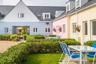 Image de Profitez d'une pause relaxante au 4 * Ellingham Cottages, au bord de falaises et de baies magnifiques