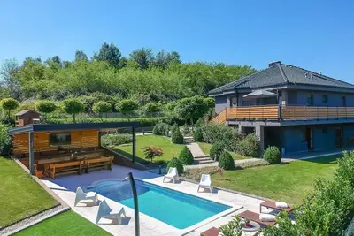 Image de Maison de vacances privée avec piscine privée, climatisation, bain à remous, Wifi, Tv, terrasse