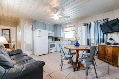 Image de Short walk to Beach, Private poolside cottage-5---- 1 Bed/1 Bath near Main St