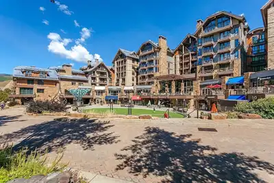 Image de Vail Village luxury 2br residence - walk to slopes, bowling, indoor pool & spa!