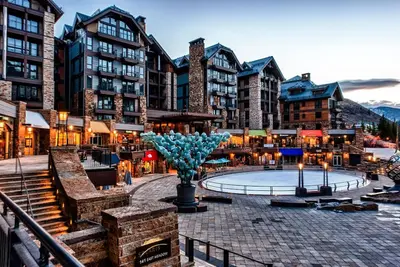Image de Luxe 2br + Den condo in Vail Village- walk to slopes, bowling, indoor pool & spa