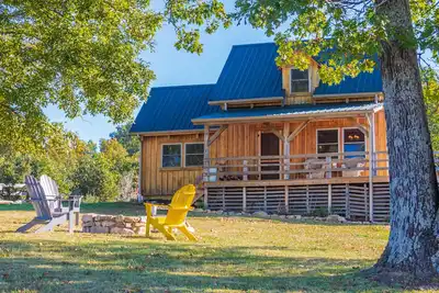 Image de Amish-built cabin, serene and peaceful with pond and private dock for fishing.