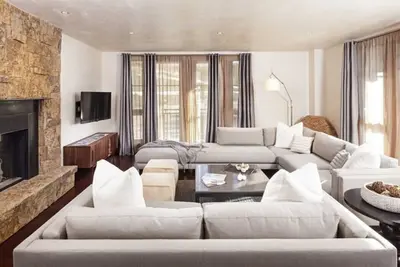 Image de Vail Village luxury 4br residence - walk to slopes, bowling, indoor pool & spa!