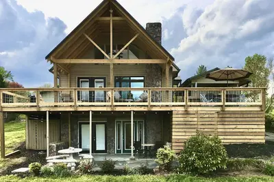 Image de Waterfront Home, Covered Dock, Loop Driveway, Ramp Across Cove, 3 Minute Drive