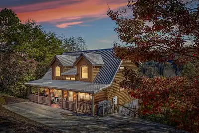 Image de True log cabin! Two Masters, Hot tub, Wi-Fi, Views, Fishing, Wi-Fi & Easy Roads!