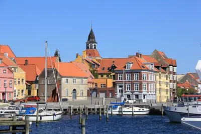 Image de Belle grande maison dans la vieille Toldbod. Estimations vue et l'emplacement sur le port