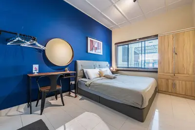 Image de City Centre Designer Houz/5 mins to  Sunway Velocity mall/ Wifi/9-10pax